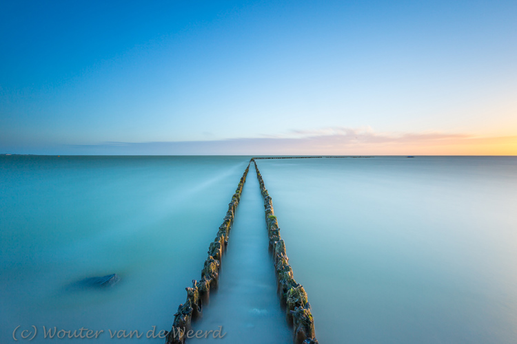 2017-06-09 - Paaltjes in het IJsselmeer bij zonsondergang<br/>Hindeloopen - Nederland<br/>Canon EOS 5D Mark III - 16 mm - f/16.0, 370 sec, ISO 100