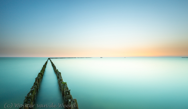 2017-06-10 - Paaltjes in het IJsselmeer in pasteltinten<br/>Hindeloopen - Nederland<br/>Canon EOS 5D Mark III - 16 mm - f/8.0, 240 sec, ISO 200