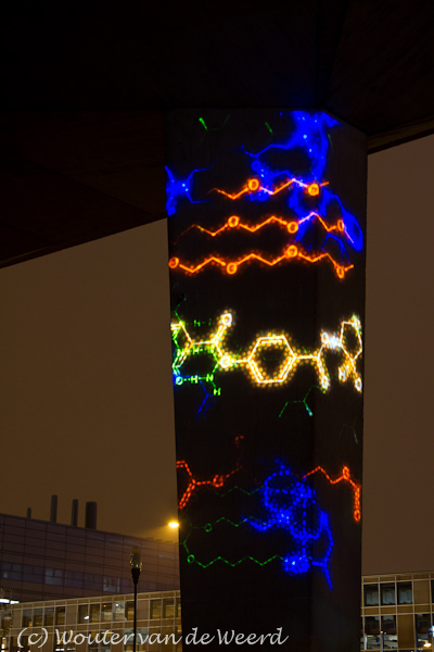 2011-11-06 - GLOW - Dynamisch rangschikkende moleculen<br/>GLOW-route - Eindhoven - Nederland<br/>Canon EOS 7D - 45 mm - f/4.0, 1 sec, ISO 800
