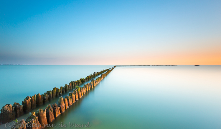 2017-06-10 - Paaltjes in het IJsselmeer en een bootje<br/>Hindeloopen - Nederland<br/>Canon EOS 5D Mark III - 16 mm - f/11.0, 320 sec, ISO 200