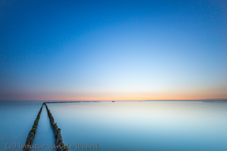 2017-06-10 - Paaltjes in het IJsselmeer tijdens het blauwe uurtje<br/>Hindeloopen - Nederland<br/>Canon EOS 5D Mark III - 16 mm - f/8.0, 301 sec, ISO 200