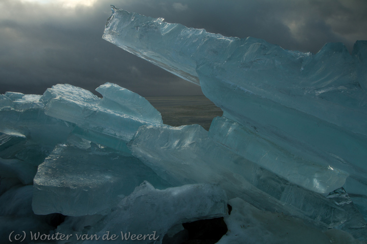 2012-02-15 - IJsplaten voor een dreigende lucht<br/>Oostvaardersdijk - Almere - Nederland<br/>Canon EOS 7D - 19 mm - f/16.0, 0.5 sec, ISO 100