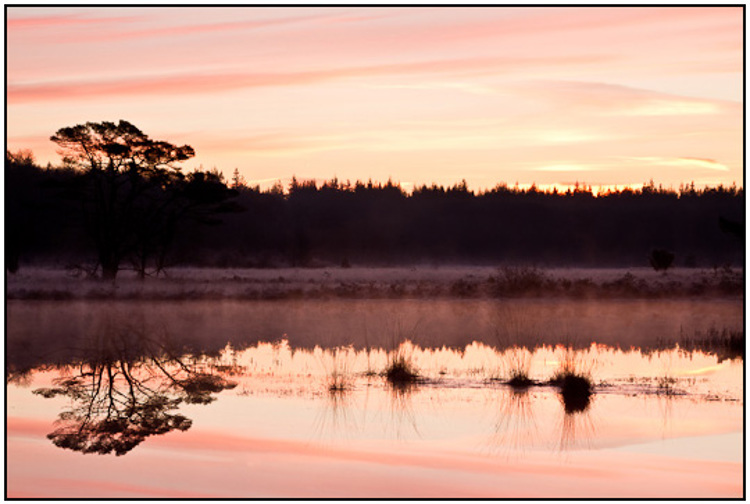 2011-03-20 - Pastelkleuren boven het ven<br/>Kootwijkerveen - Kootwijk - Nederland<br/>Canon EOS 7D - 60 mm - f/11.0, 0.3 sec, ISO 200