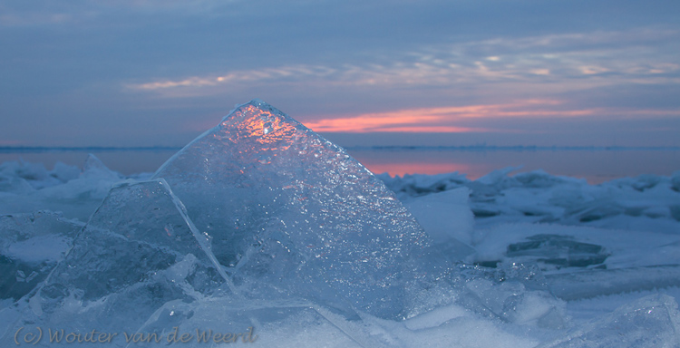 2012-02-05 - Kruiend ijs bij zonsondergang<br/>Almere Poort - Almere - Nederland<br/>Canon EOS 7D - 28 mm - f/11.0, 1/13 sec, ISO 200