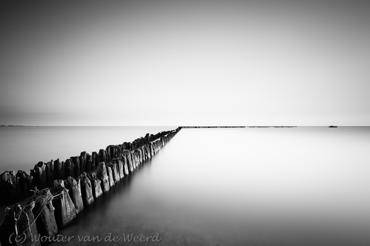 2017-06-10 - Paaltjes in het IJsselmeer in zwart-wit<br/>Hindeloopen - Nederland<br/>Canon EOS 5D Mark III - 16 mm - f/8.0, 150 sec, ISO 200
