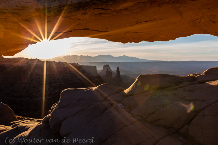 2014-07-13 - Mesa Arch bij zonsopkomst<br/>Canyonlands NP - Verenigde Staten<br/>Canon EOS 5D Mark III - 30 mm - f/16.0, 0.04 sec, ISO 100