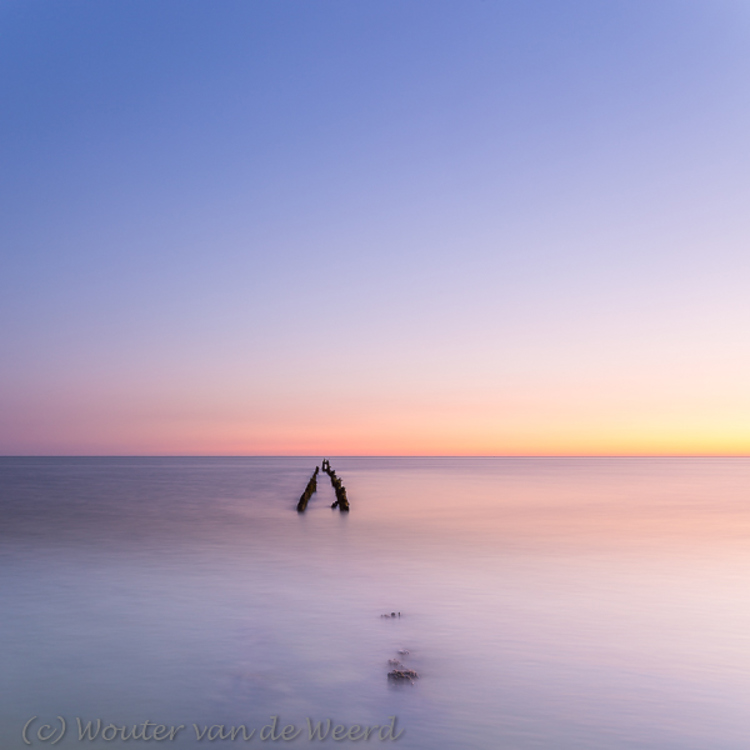 2017-06-10 - Paaltjes in het IJsselmeer in paarse pastel<br/>Hindeloopen - Nederland<br/>Canon EOS 5D Mark III - 24 mm - f/14.0, 30 sec, ISO 100