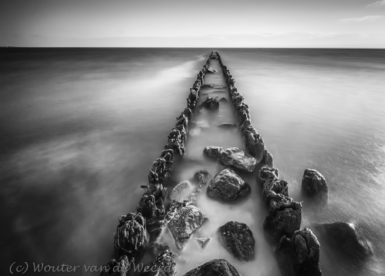 2017-06-09 - Paaltjes in het IJsselmeer in zwart-wit<br/>Hindeloopen - Nederland<br/>Canon EOS 5D Mark III - 18 mm - f/16.0, 65 sec, ISO 200