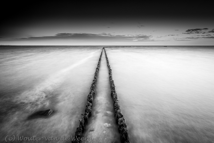 2017-06-09 - Paaltjes in het IJsselmeer in zwart-wit<br/>Hindeloopen - Nederland<br/>Canon EOS 5D Mark III - 16 mm - f/8.0, 30 sec, ISO 200