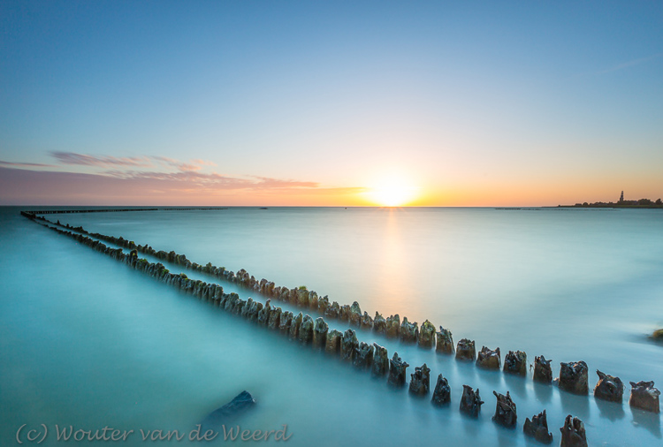 2017-06-09 - Paaltjes in het IJsselmeer bij ondergaande zon<br/>Hindeloopen - Nederland<br/>Canon EOS 5D Mark III - 16 mm - f/11.0, 120 sec, ISO 200