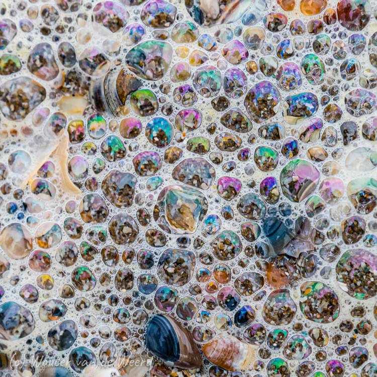 2020-01-04 - Zeeschuim met alle kleurtjes<br/>Strand - Katwijk aan zee - Nederland<br/>Canon EOS 7D Mark II - 70 mm - f/5.6, 1/80 sec, ISO 400