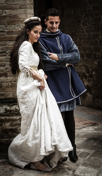 2013-05-02 - Een soort middeleeuws bruidspaar<br/>Umbrië - Assisi - Italië<br/>Canon EOS 7D - 50 mm - f/4.0, 0.02 sec, ISO 400