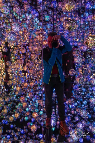2026-02-09 - Wouter tussen de lichtgevende bollen<br/>teamLab Borderless: MORI Buildin - Tokio - Japan<br/>Canon EOS R5m2 - 32 mm - f/5.6, 0.04 sec, ISO 12800