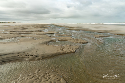 2021-03-12 - Het weglopende water bij eb maakt fraaie patronen<br/>Strand - Kijkduin - Nederland<br/>Canon EOS 5D Mark III - 24 mm - f/11.0, 1/160 sec, ISO 200