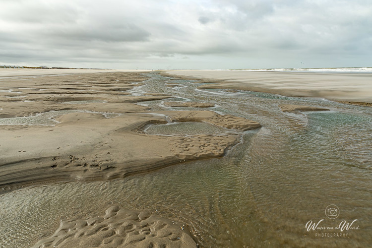 2021-03-12 - Het weglopende water bij eb maakt fraaie patronen<br/>Strand - Kijkduin - Nederland<br/>Canon EOS 5D Mark III - 24 mm - f/11.0, 1/160 sec, ISO 200