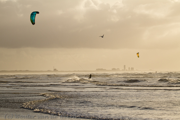 2011-12-30 - Kite surfers<br/>Zuidpier en strand - IJmuiden - Nederland<br/>Canon EOS 7D - 100 mm - f/5.0, 1/3200 sec, ISO 400
