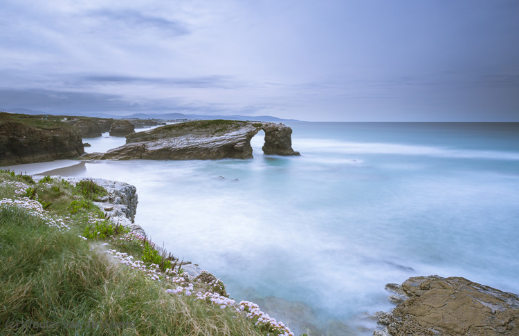 2015-04-28 - Rots met natuurlijke poort en lange sluitertijd<br/>Playa de las Catedrales - Ribadeo - Spanje<br/>Canon EOS 5D Mark III - 16 mm - f/16.0, 60 sec, ISO 100