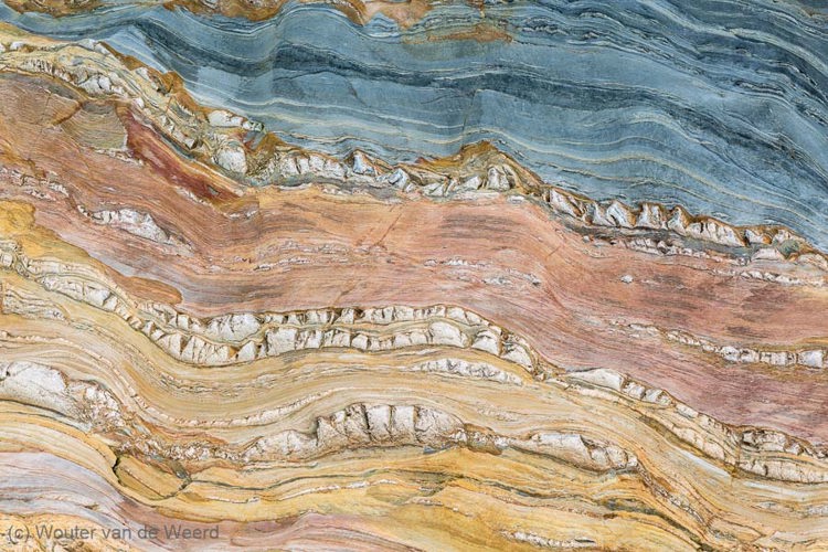 2015-04-29 - Natuurlijk lijnenspel in de rots<br/>Playa del Silencio - Cudillero - Spanje<br/>Canon EOS 5D Mark III - 70 mm - f/16.0, 0.1 sec, ISO 100