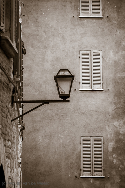 2013-05-02 - Lantaarn aan de muur<br/>Umbrië - Perugia - Italië<br/>Canon EOS 7D - 105 mm - f/8.0, 1/80 sec, ISO 400