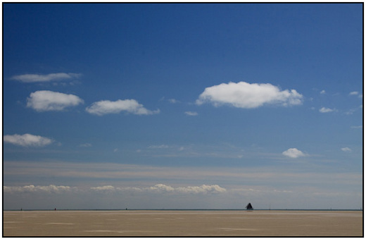2010-05-05 - Uitgestrekte zandvlaktes, Hollandse lucht en een zeilboot<br/>Terschelling - Nederland<br/>Canon EOS 50D - 45 mm - f/16.0, 1/160 sec, ISO 200
