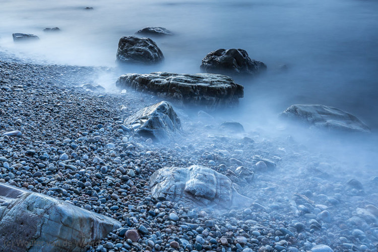 2015-04-29 - Rotsen in de branding<br/>Playa del Silencio - Cudillero - Spanje<br/>Canon EOS 5D Mark III - 35 mm - f/16.0, 88 sec, ISO 100