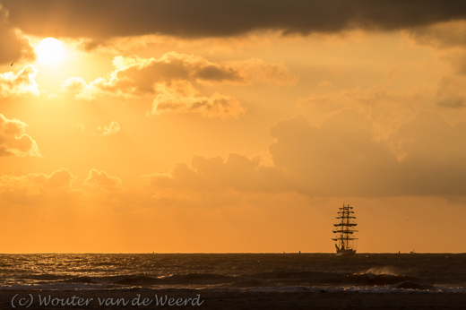 2018-08-08 - Tallship bij zonsondergang<br/>Strand - Vlieland - Nederland<br/>Canon EOS 5D Mark III - 200 mm - f/16.0, 1/500 sec, ISO 400