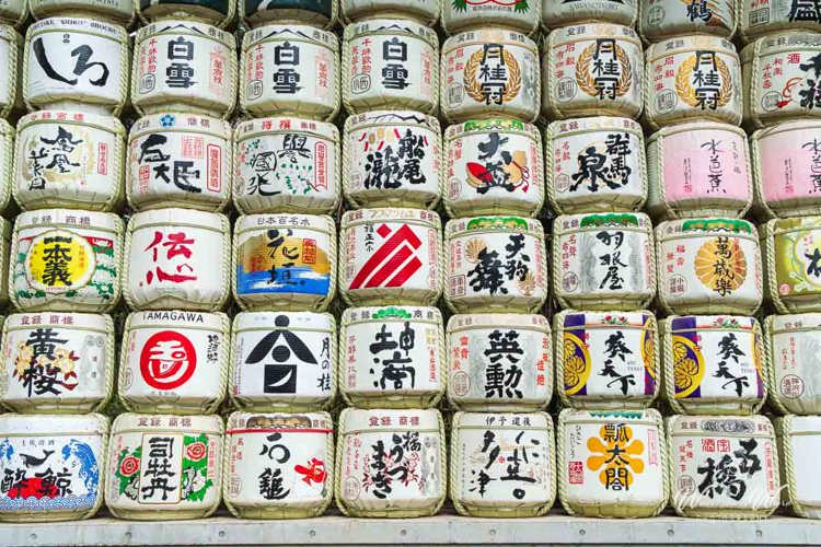 2026-02-11 - Sake vaten<br/>Meiji Jingu tempel - Tokio - Japan<br/>Canon EOS R5m2 - 39 mm - f/11.0, 1/80 sec, ISO 4000