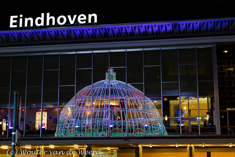 2011-11-06 - GLOW - Weerspiegeling van Cupola bij station<br/>GLOW-route - Eindhoven - Nederland<br/>Canon EOS 7D - 40 mm - f/5.6, 1/15 sec, ISO 800