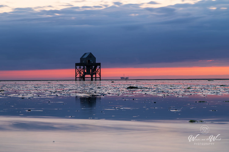 2026-08-05 - Vogelwachtershuis en de laatste kleuren<br/>Engelsmanplaat in waddenzee - Lauwersoog - Nederland<br/>Canon EOS R5m2 - 105 mm - f/16.0, 6 sec, ISO 100