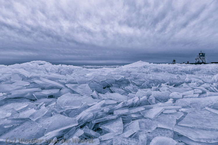 2013-01-28 - Kruiend ijs - blauwe ijsplaten en twee vuurtorens<br/>Stavoren - Nederland<br/>Canon EOS 7D - 10 mm - f/16.0, 1.3 sec, ISO 100