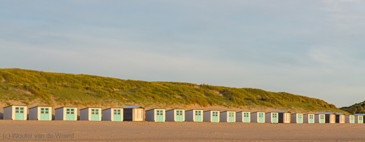 2020-06-01 - Strandhuisjes in het warme zonlicht<br/>Ecomare Beach - paal 17 - Texel - Nederland<br/>Canon EOS 5D Mark III - 70 mm - f/8.0, 1/160 sec, ISO 200