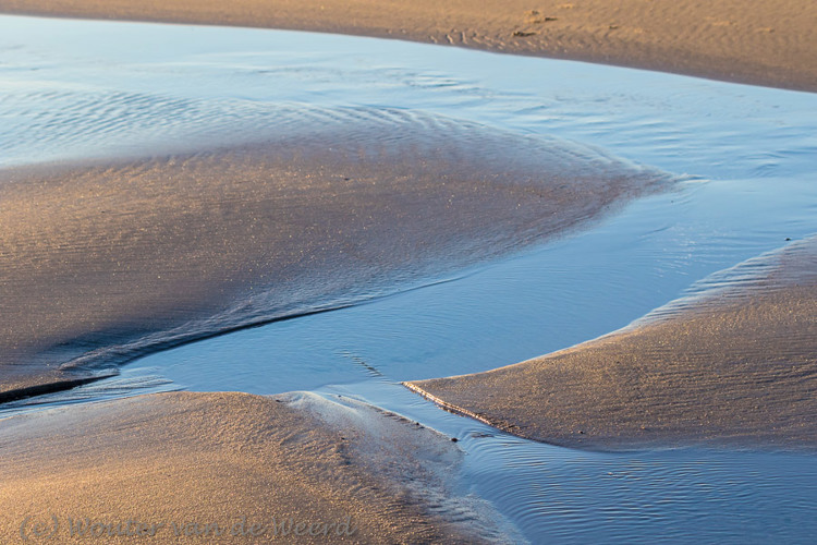 2018-01-07 - Stroompjes water richting zee<br/>Strand - St. Maartenszee - Nederland<br/>Canon EOS 7D Mark II - 100 mm - f/8.0, 1/640 sec, ISO 400