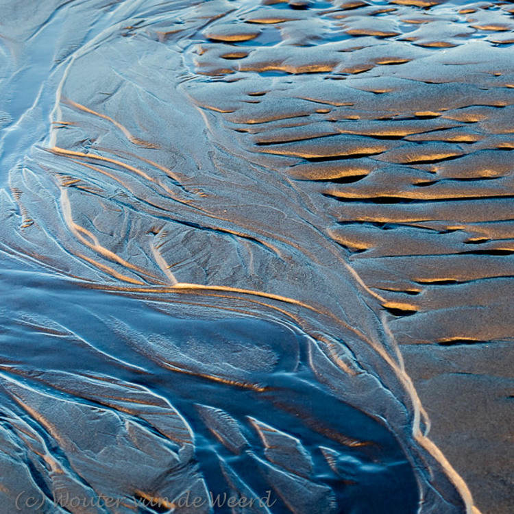 2018-01-07 - Structuren, gouden zonlicht en blauwe schaduwen<br/>Strand - St. Maartenszee - Nederland<br/>Canon EOS 7D Mark II - 100 mm - f/8.0, 1/320 sec, ISO 400