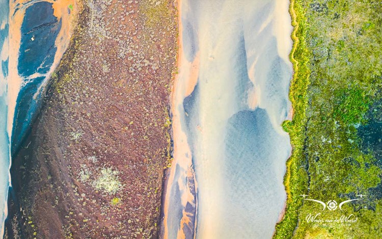 2023-09-09 - Kleurige gletsjer-rivier, recht van boven<br/>Zuid-kust - IJsland<br/>FC3582 - 6.7 mm - f/1.7, 1/160 sec, ISO 100