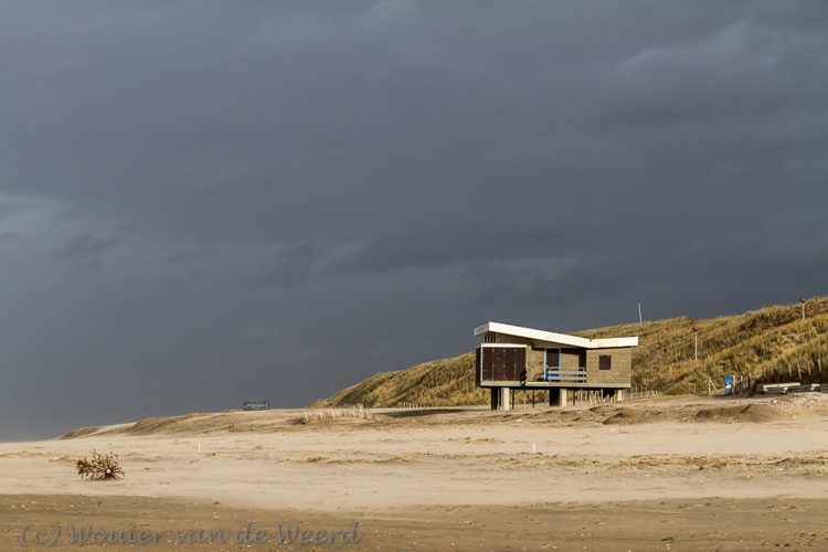 2014-01-07 - Dreiging boven de strandwacht<br/>Strand - Katwijk - Nederland<br/>Canon EOS 7D - 98 mm - f/5.6, 1/1250 sec, ISO 400
