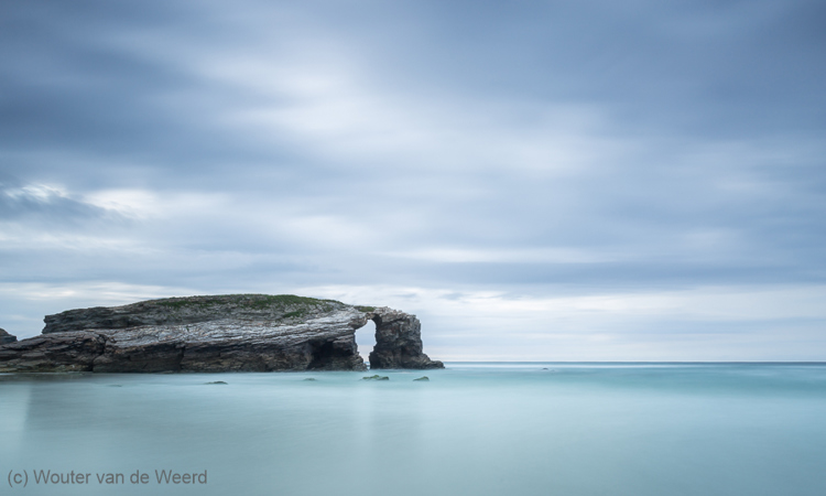 2015-04-28 - De rots met natuurlijke poort<br/>Playa de las Catedrales - Ribadeo - Spanje<br/>Canon EOS 5D Mark III - 19 mm - f/11.0, 66 sec, ISO 100