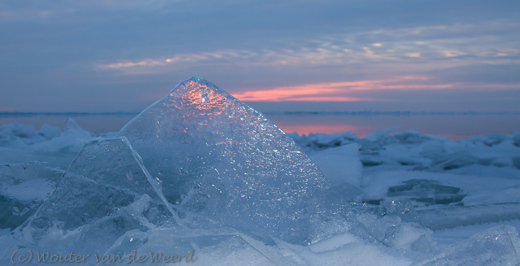 2012-02-05 - Kruiend ijs bij zonsondergang<br/>Almere Poort - Almere - Nederland<br/>Canon EOS 7D - 28 mm - f/11.0, 1/13 sec, ISO 200