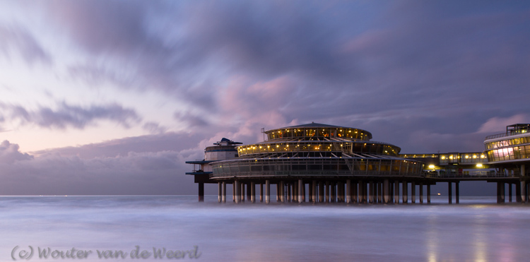 2012-01-23 - De commerciele pier net na zonsondergang<br/>Pier - Scheveningen - Nederland<br/>Canon EOS 7D - 28 mm - f/11.0, 30 sec, ISO 100
