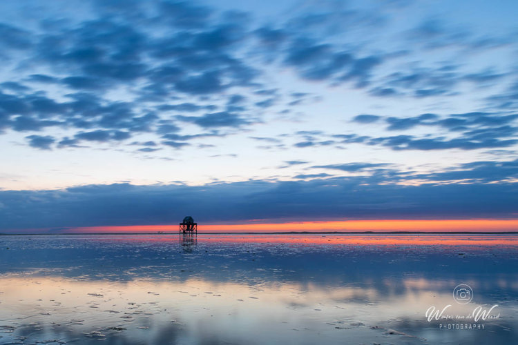2026-08-05 - Vogelwachtershuis en de laatste kleuren<br/>Engelsmanplaat in waddenzee - Lauwersoog - Nederland<br/>Canon EOS R5m2 - 24 mm - f/16.0, 13 sec, ISO 100