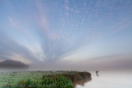 2012-09-23 - Zonopkomst, mist en een mooie wolkenlucht<br/>Wavershoek - Waverveen - Nederland<br/>Canon EOS 7D - 10 mm - f/13.0, 1 sec, ISO 100