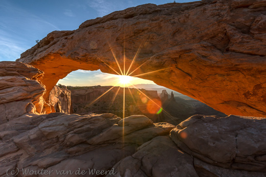 2014-07-13 - Mesa Arch bij zonsopkomst<br/>Canyonlands NP - Verenigde Staten<br/>Canon EOS 5D Mark III - 17 mm - f/16.0, 1/80 sec, ISO 100
