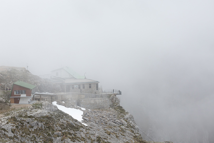 2015-05-03 - Kabelbaan-gebouw in de mist<br/>Picos de Europa - Fuente Dé - Spanje<br/>Canon EOS 5D Mark III - 190 mm - f/8.0, 1/1250 sec, ISO 800