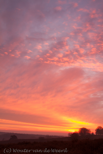2012-12-03 - Geweldige wolkenlucht bij een prachtige zonsopkomst<br/>NP De Veluwezoom - Rheden - Nederland<br/>Canon EOS 7D - 24 mm - f/16.0, 2.5 sec, ISO 100