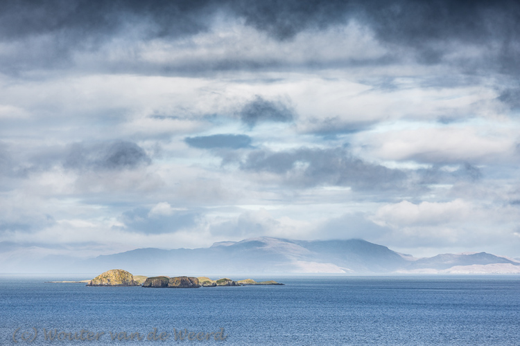 2016-10-18 - Donkere wolken boven een rotseilandje<br/>Noord-west kust bij de A855, - Isle of Skye - Schotland<br/>Canon EOS 5D Mark III - 200 mm - f/5.6, 1/640 sec, ISO 200
