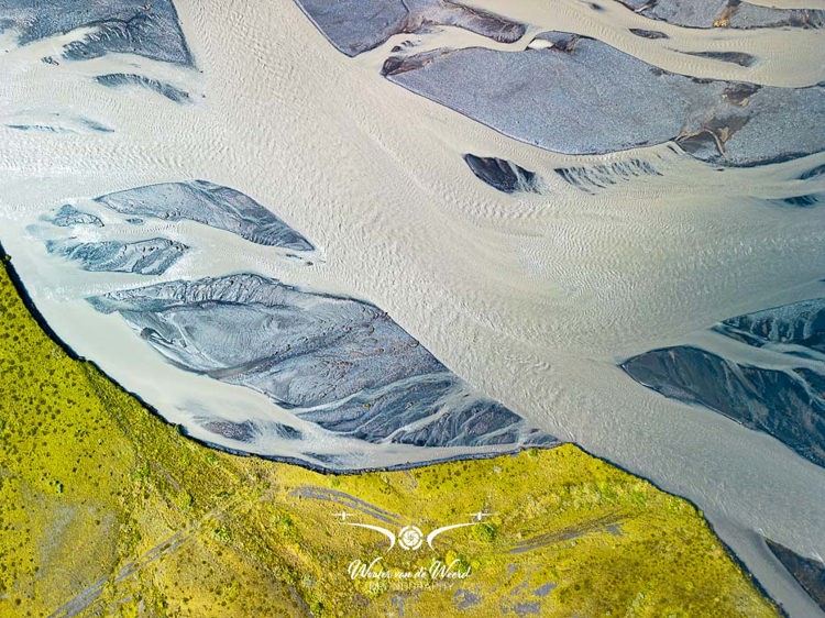 2023-09-09 - Braided river (vlechtende rivier) naast het gras<br/>Zuid-kust - IJsland<br/>FC3582 - 6.7 mm - f/1.7, 1/200 sec, ISO 100