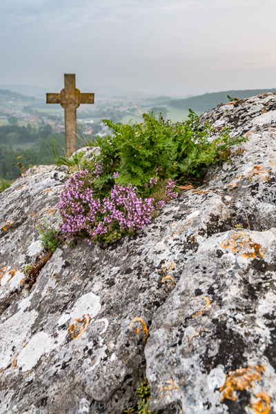 2015-08-09 - Kruis op de berg bij Roche á Lomme<br/>Roche á Lomme - Viroinval - België<br/>Canon EOS 5D Mark III - 24 mm - f/10.0, 1.3 sec, ISO 100