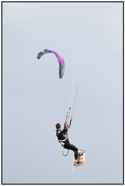 2011-05-22 - Up and away... een mooie sprong van Klaas<br/>Texel - De Koog - Nederland<br/>Canon EOS 7D - 300 mm - f/3.2, 1/3200 sec, ISO 400