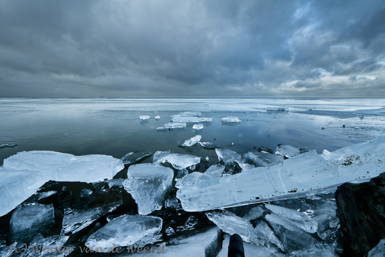 2012-02-15 - Kruiend ijs met donkere wolkenlucht<br/>Oostvaardersdijk - Almere - Nederland<br/>Canon EOS 7D - 10 mm - f/18.0, 0.4 sec, ISO 100