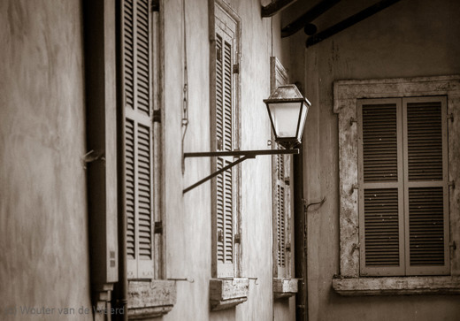 2013-05-02 - Straatbeeld met lantaarn<br/>Assisi - Italië<br/>Canon EOS 7D - 82 mm - f/8.0, 1/60 sec, ISO 400