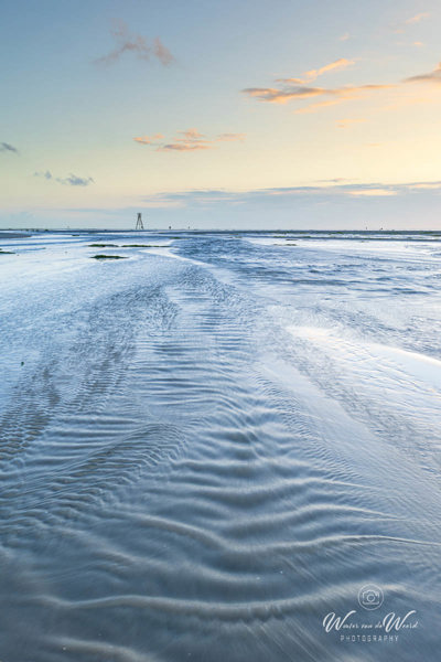 2026-08-05 - Stromend water en het baken van de Engelsmanplaat<br/>Engelsmanplaat in waddenzee - Lauwersoog - Nederland<br/>Canon EOS R5m2 - 35 mm - f/16.0, 0.3 sec, ISO 100
